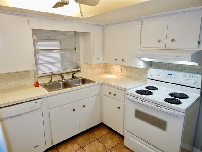 Building Photo - 5702 Moog Rd