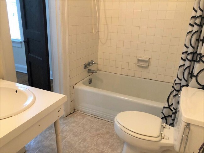 Building Photo - Historic 1 BR/1 BA Upstairs Apartment