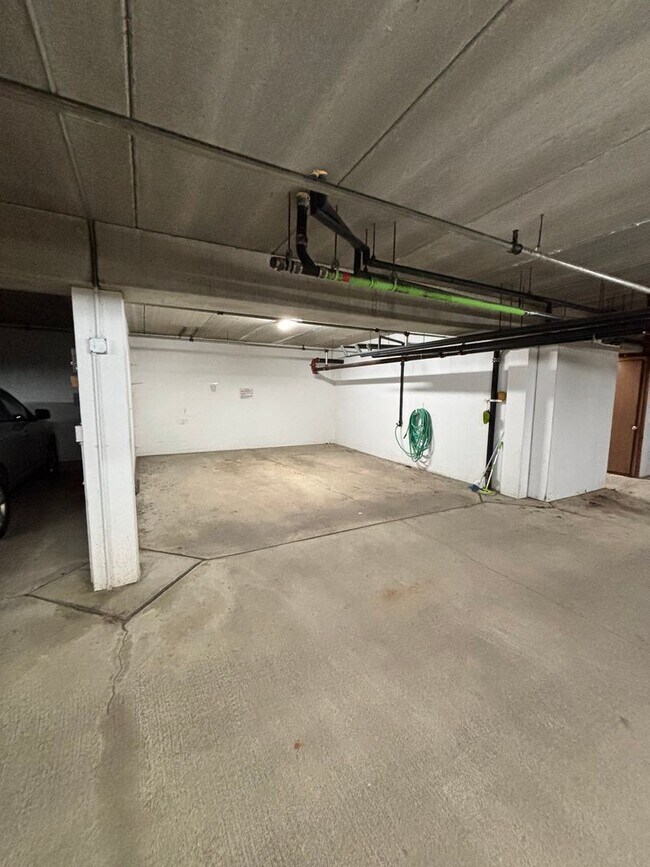 Building Photo - Quaint, Updated 1 Plus Den Condo in Bloomi...