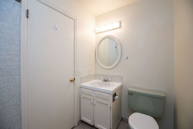 Building Photo - Spacious 4 Bedroom in Mid-Town Fort Collins