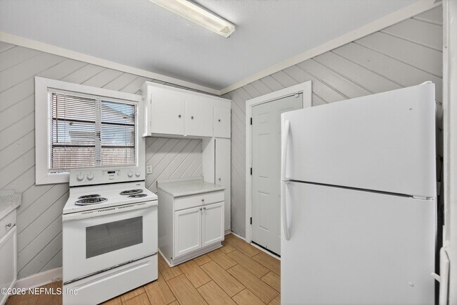 Building Photo - 2960 W 10th St