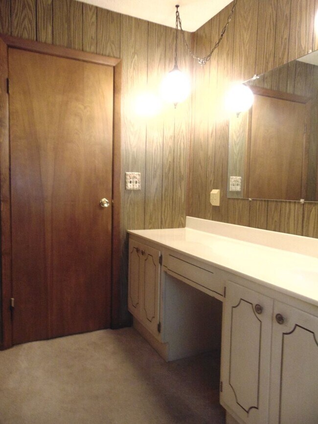 Building Photo - Fayette Family Farm House!