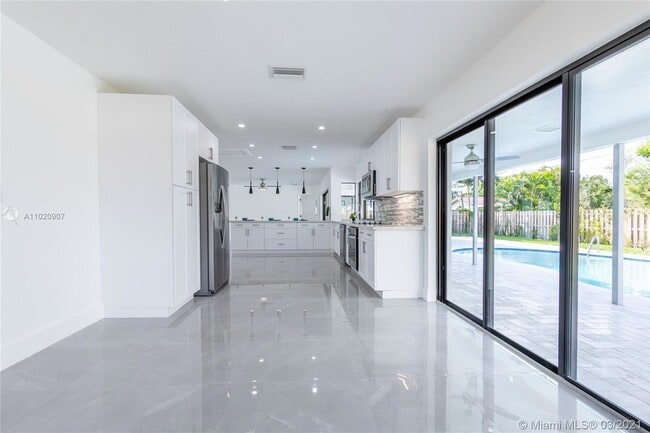 Building Photo - 1001 NW 6th Dr