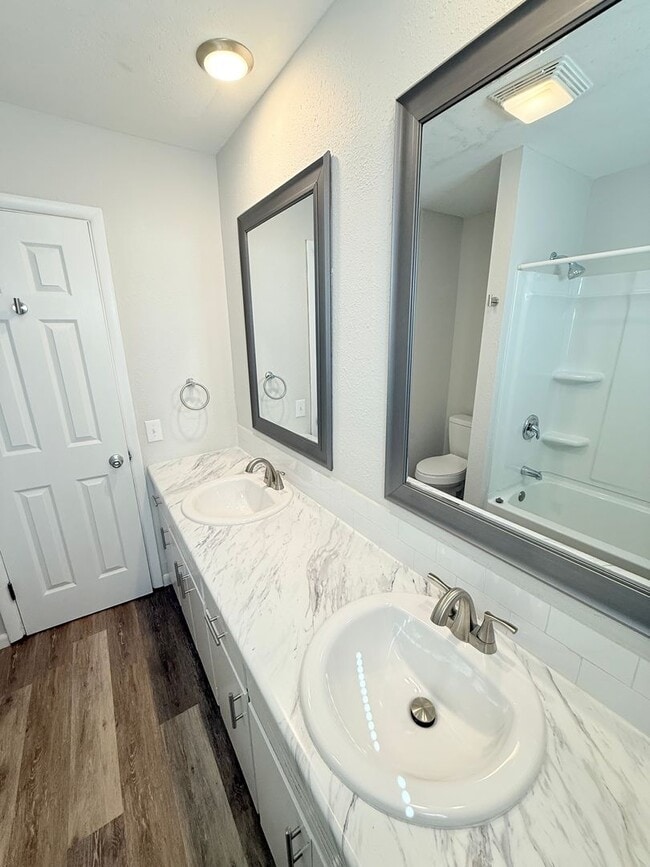 Building Photo - Ultra Open Floor Plan - Lots of New - Walk...