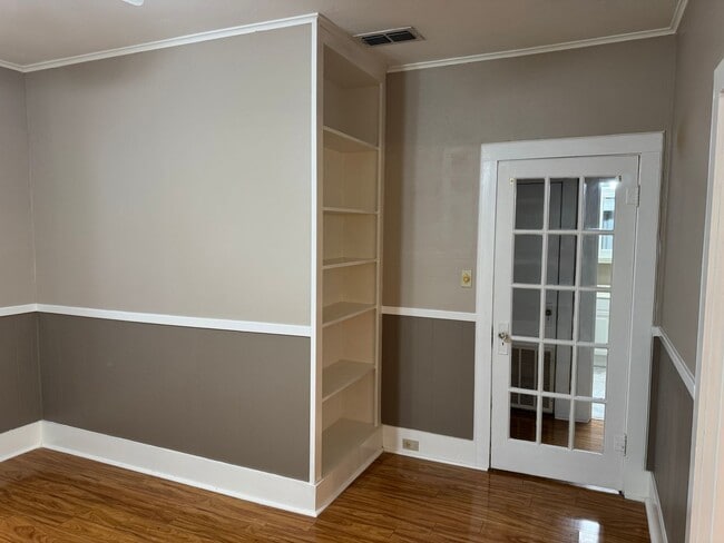 Building Photo - 2-bed/1-bath Downstairs unit!
