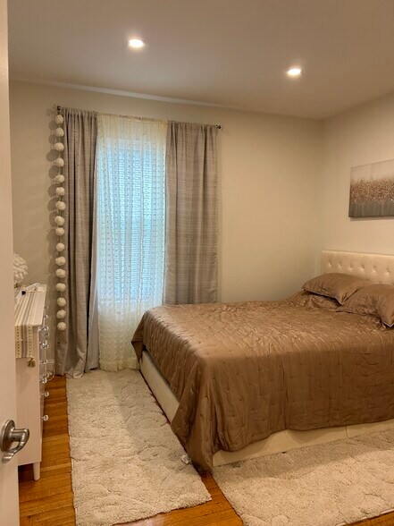 Bedroom - 90 Spruce St