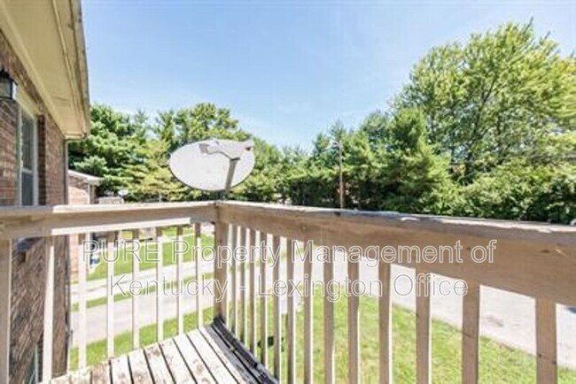 Building Photo - 3736 Camelot Dr