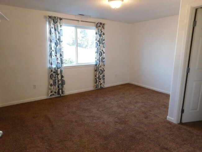 Building Photo - 3Bd/2.5Ba Two-story house- Available to View!