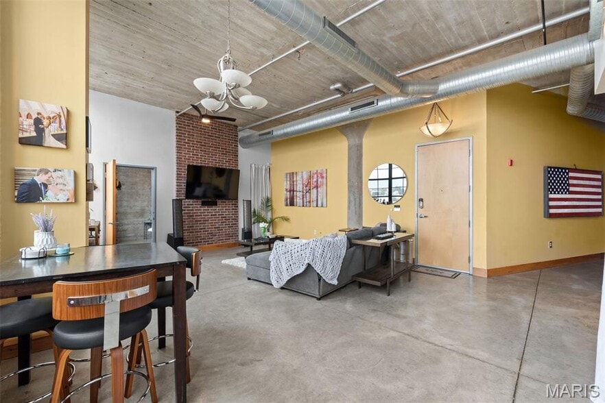 Building Photo - 2323 Locust St