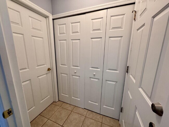 Building Photo - For Rent – 1 Bed / 1 Bath Unit in Davenpor...