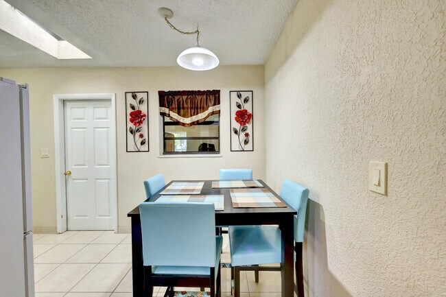 Building Photo - 141 SE Serenata Ct