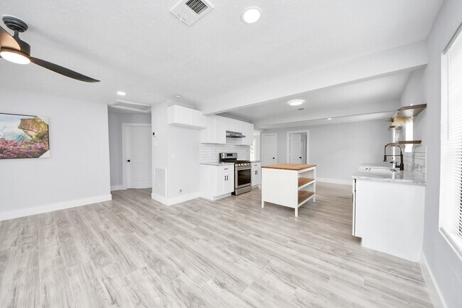 Building Photo - 503 Schilling Ave