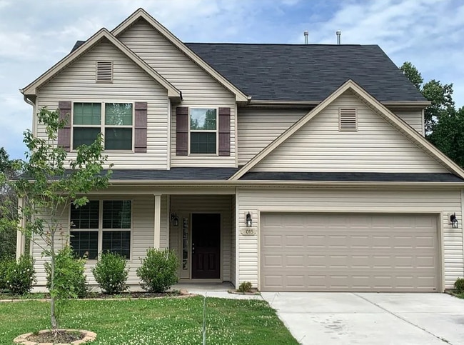 Primary Photo - Spacious 5 Bedroom, 3 bath home in Greensb...