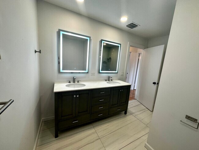 Building Photo - 1931 SW 17th Ct