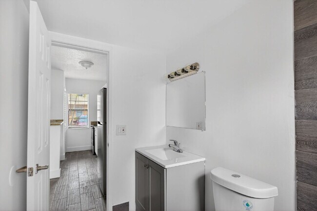 Building Photo - QUICK MOVE IN - FIRST MONTH FREE | Bright & Modern 1-Bedroom Apartment in Prime Oakland Park Loca...