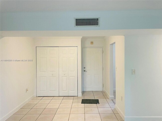 Building Photo - 9440 Fontainebleau Blvd