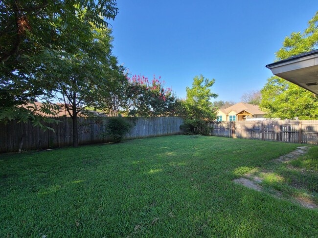 Building Photo - 4 bed 2 baths Coming soon!