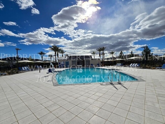 Building Photo - Gated~ 2 Bedroom Townhome w/2 Car Garage~MUST SEE!