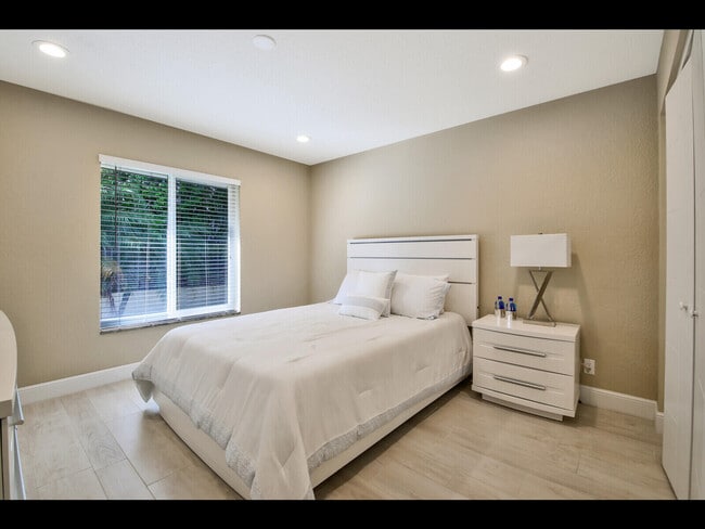 Building Photo - 451 N Lyra Cir