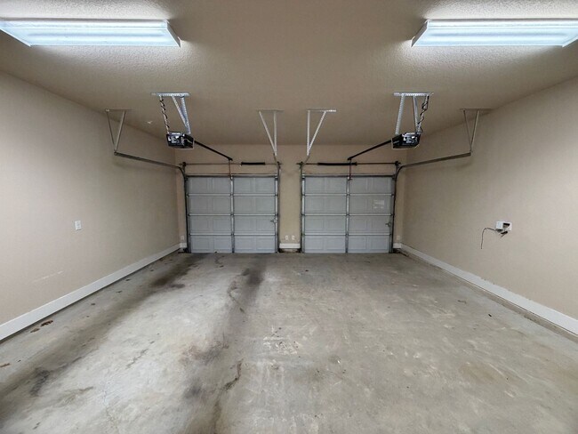 Building Photo - Great Location ~ Fabulous Townhome in New Braunfels 3/2.5 ~ Minutes from Gruene ~ Move in Ready!