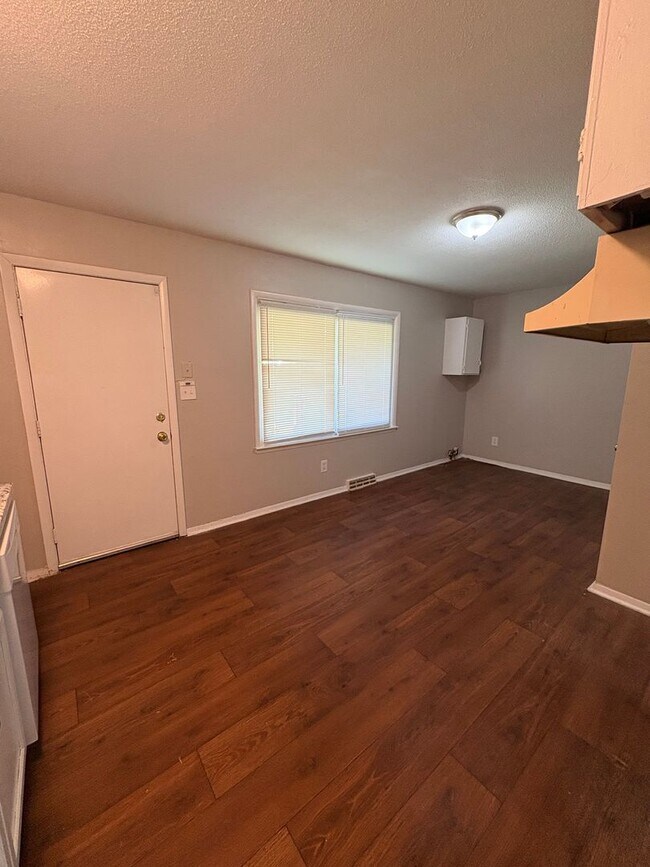 Building Photo - Spacious 3bedroom House  ($500.00 off firs...
