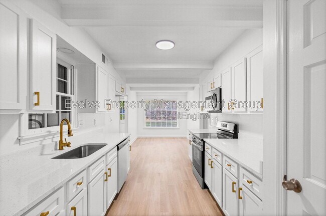 Building Photo - 3085 Circle Gate Dr