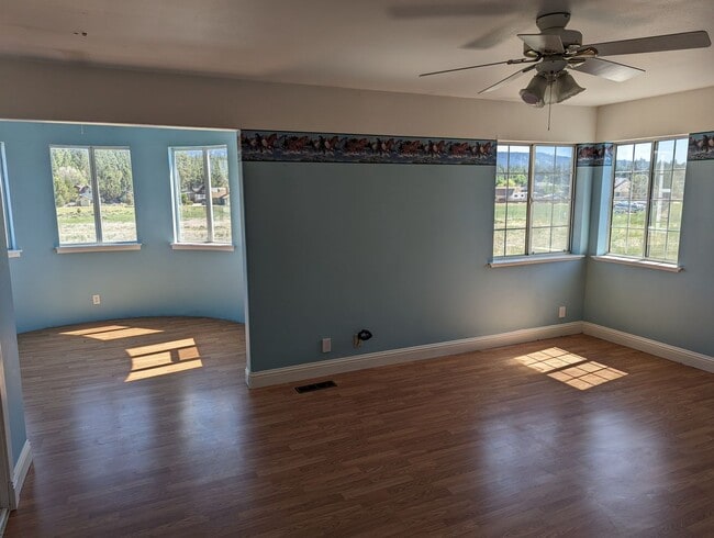 Building Photo - Very large 5 Bedroom