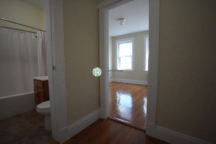 Building Photo - 228 Kelton St