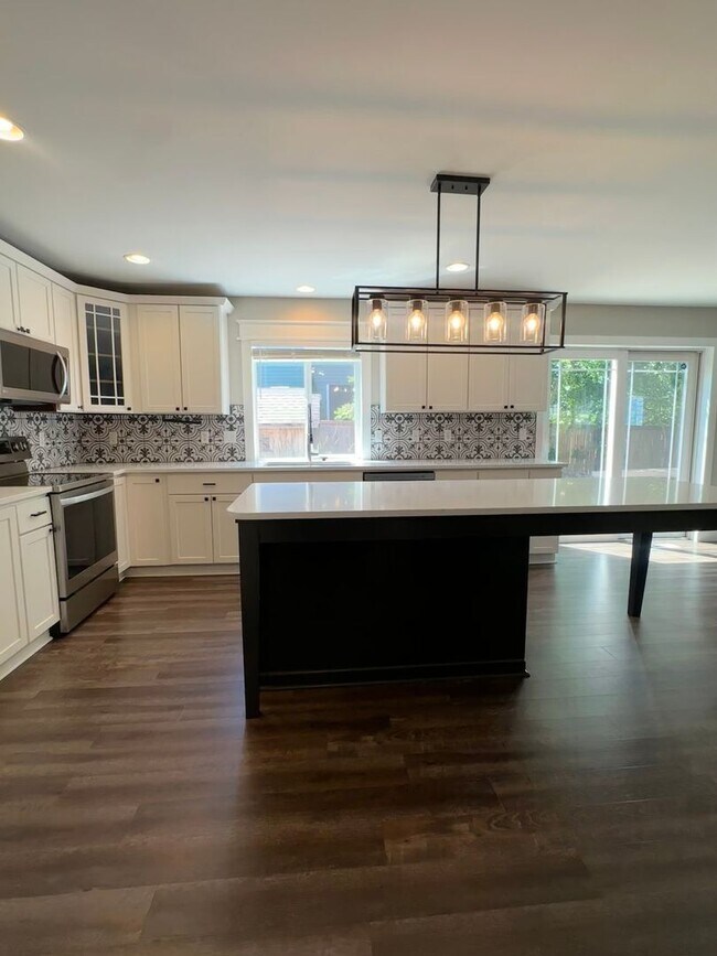 Building Photo - Beautiful Spacious Luxury Home