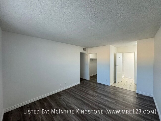 Building Photo - Move-in Specials Await in this Spacious 2B...