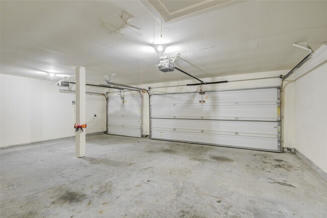 Building Photo - 2422 Monarch Terrace Dr
