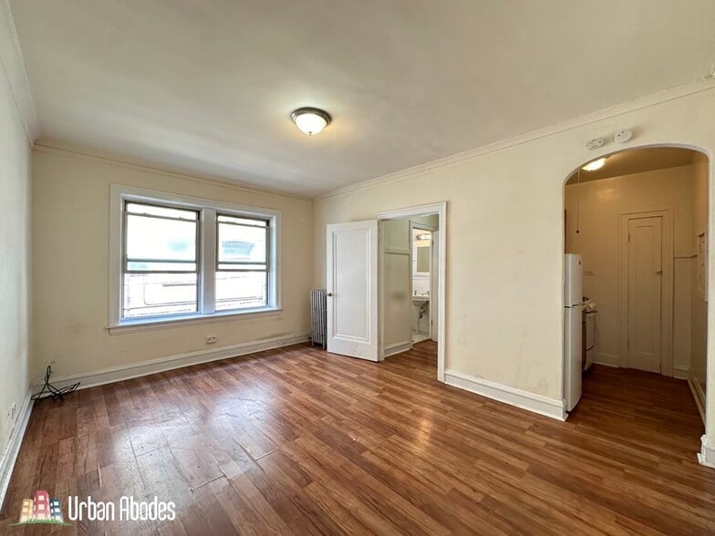 Building Photo - 2530 N Sawyer Ave