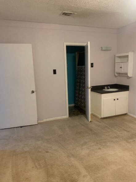 Building Photo - 600 Lakeshore Dr