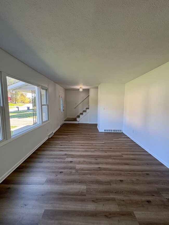 Building Photo - Three bedroom two bathroom home for rent