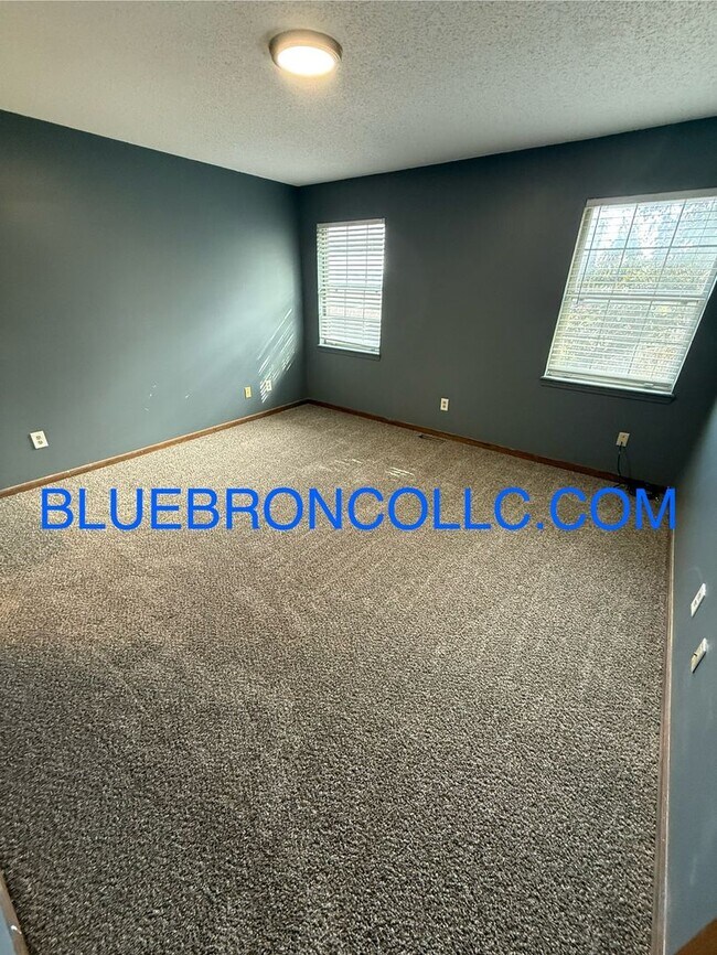 Building Photo - 1002-1006 NW Porter Ct.