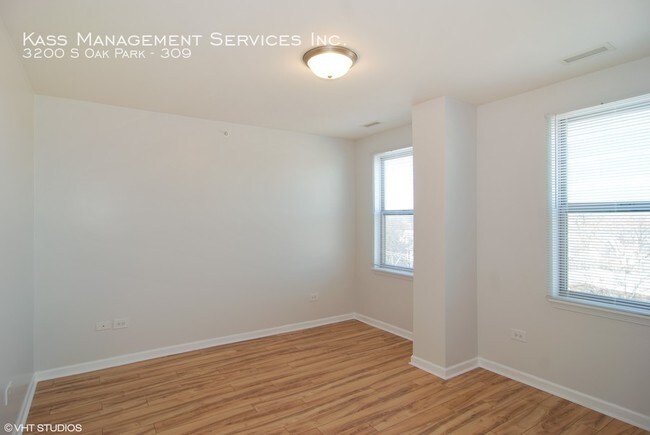 Building Photo - ReVerb Century Station Apt! (3200 S Oak Park)