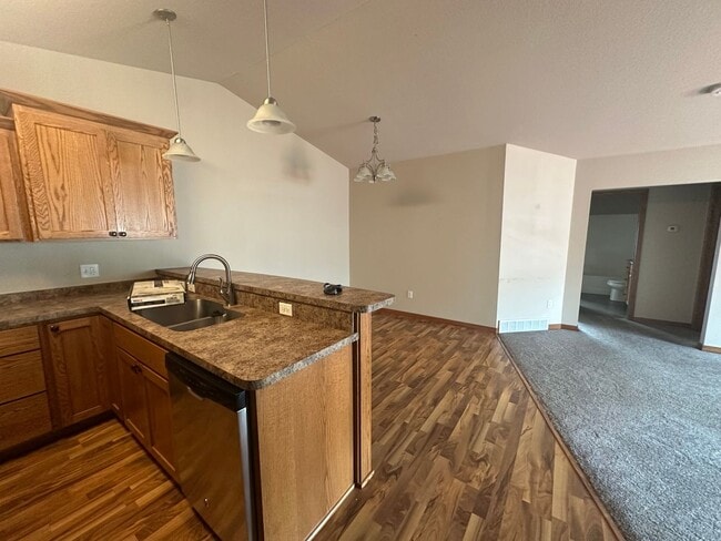 Building Photo - 4 Bedroom Townhome