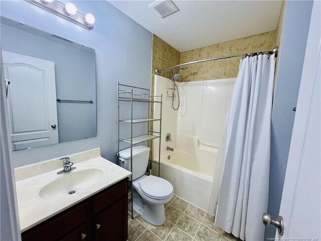 Building Photo - 641 Hogart St