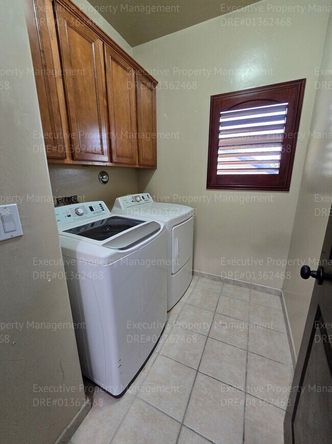 Building Photo - 3 bedroom/ 2.5 bathroom 2 story home.