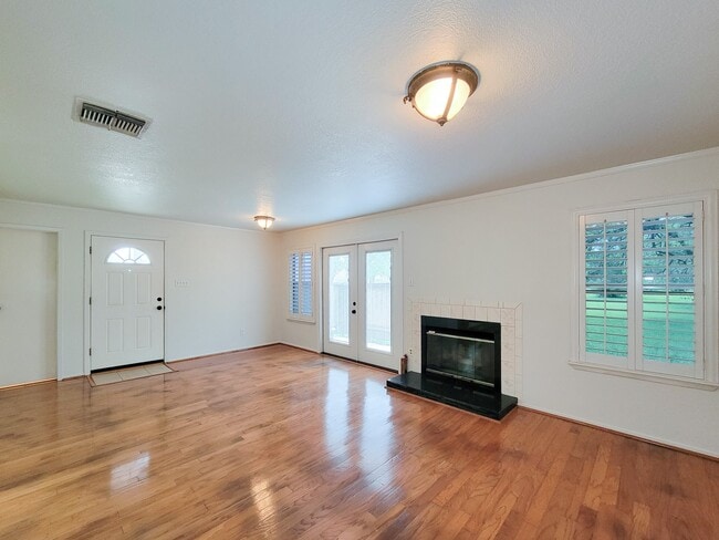 Building Photo - 418 Garland Dr
