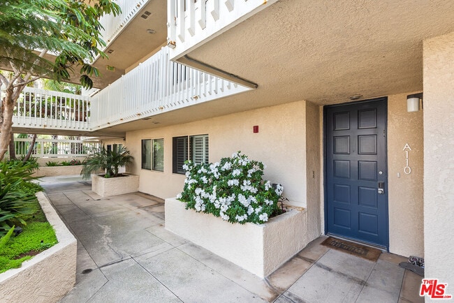 Building Photo - 7301 Vista Del Mar