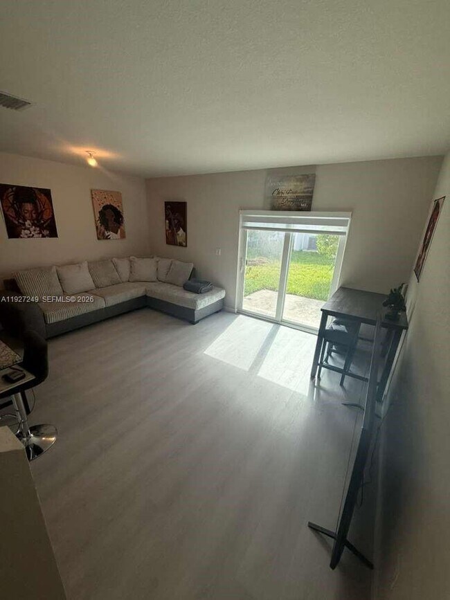 Building Photo - 1037 NW 5th St