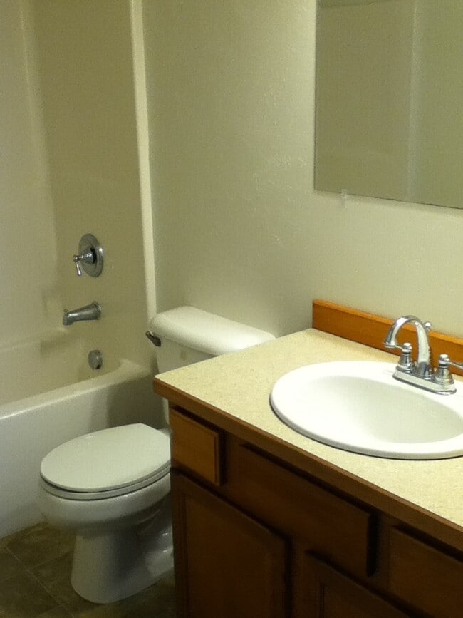 Building Photo - 4 Bedroom 2 Bathroom House - Close to MSU Campus