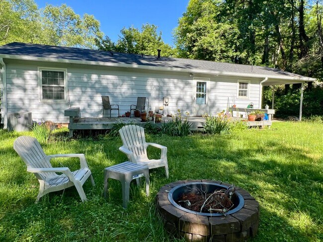 Building Photo - 3 Bedroom home for rent in Hendersonville!