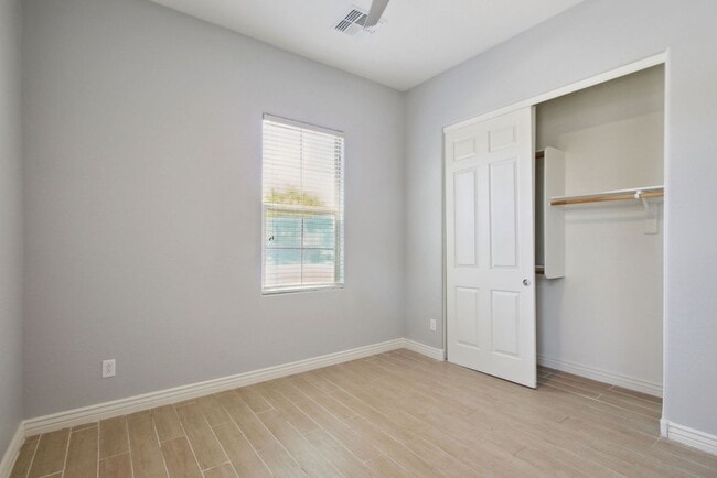 Building Photo - 4 Bedroom + Den Single Family in Peoria