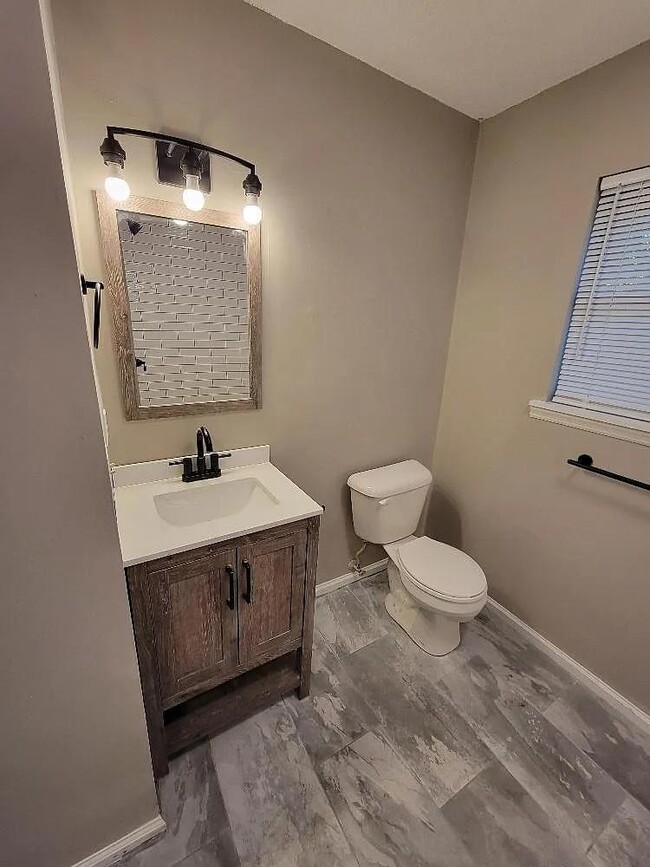 Building Photo - 19 Pinewood Ct