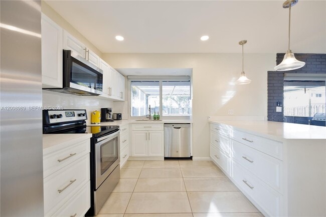 Building Photo - 609 S Crescent Dr