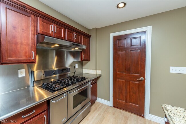 Building Photo - 9423 Highland Dr