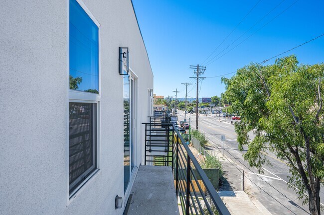 Building Photo - 6832 Hazeltine Ave