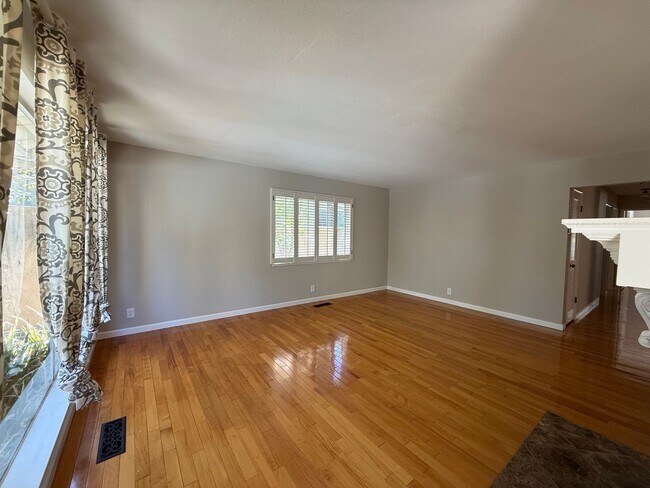 Building Photo - 5536 Fern Dr